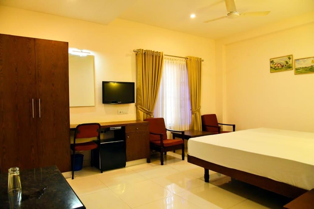 Hotel Chanakya Palakkad Bagian luar foto