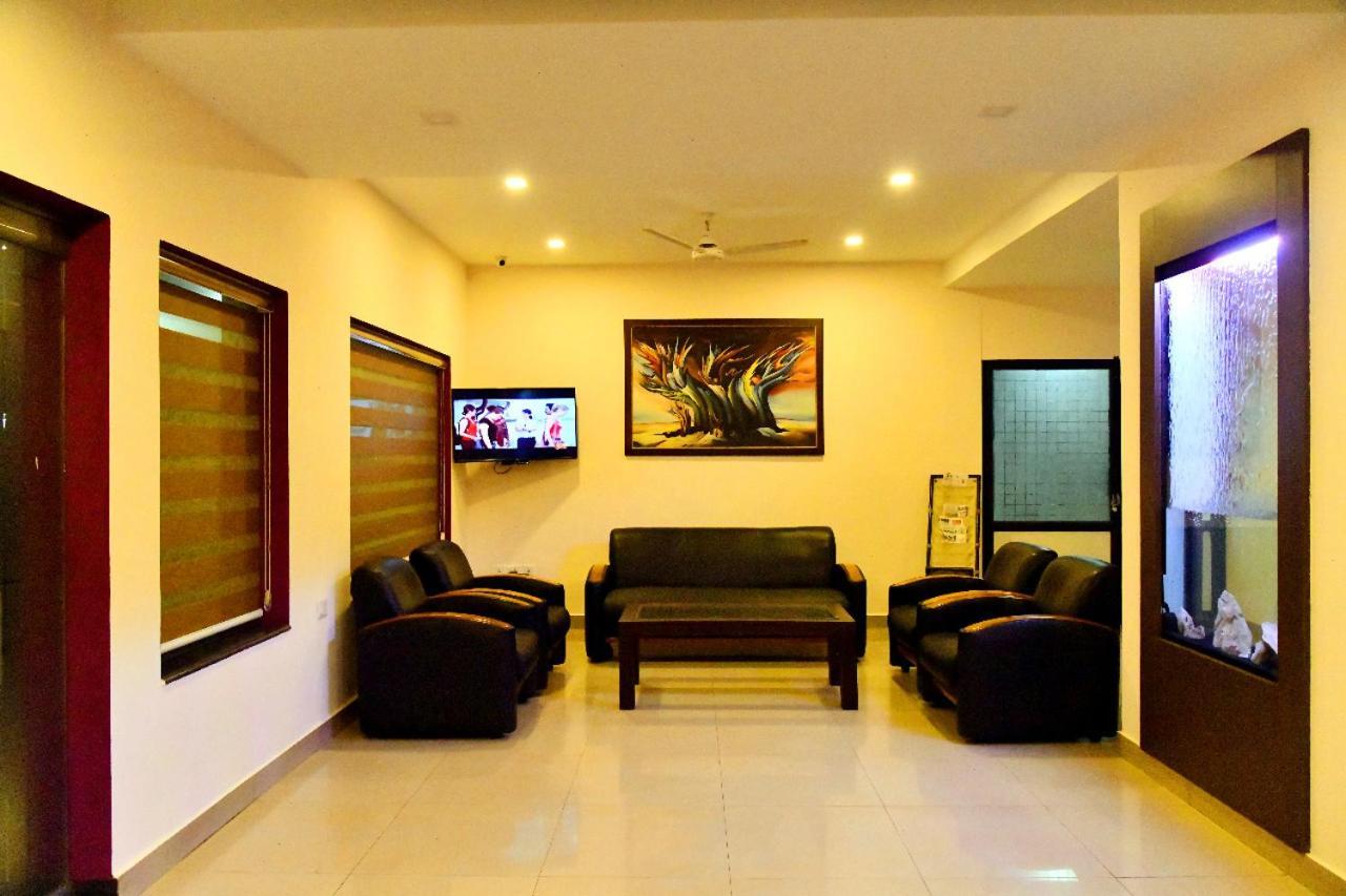 Hotel Chanakya Palakkad Bagian luar foto